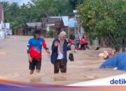 فيضانات على سطح منزل في جنوب كاليمانتان، مما أثر على 1615 أسرة