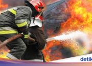 Die Werbetafel am Sarinah-Gebäude hat Feuer gefangen, jetzt ist das Feuer gelöscht