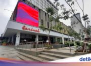 Sarinah stellt den normalen Betrieb nach dem Brand sicher und dekoriert Bänder in den Ecken des Gebäudes