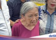 Oma Elina bedankt sich bei der Polizei für die Festnahme des Verfolgers, bitte geben Sie die Dokumente zurück