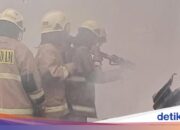 Plakatbrand in Sarinah, vermutlich durch elektrischen Kurzschluss verursacht