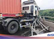 LKW prallt gegen Straßenteiler auf Mautstraße Wiyoto Wiyono, der Verkehr ist verstopft