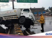 Der ausweichende Tankwagen prallte gegen die Mautschranke der JORR und wurde zerstört