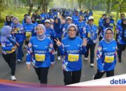 In Solidarität mit Sumatra lädt Fatma Saifullah Hunderte Kinder zum gemeinsamen Beten ein