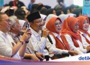 Schüler der Volksschule bringen in drei Sprachen ihr Mitgefühl für die Opfer der Sumatra-Katastrophe zum Ausdruck