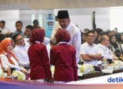 In Surabaya beten Hunderte Volksschüler für die Opfer der Sumatra-Katastrophe