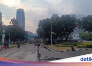 Massen von Arbeitern, die die UMP ablehnten, wurden aufgelöst und der Verkehr auf der Jalan Medan Merdeka Selatan wieder freigegeben