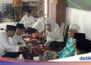 Der Moment, in dem Gus Yahya-Gus Ipul und Rais Aam PBNU gemeinsam im Surabaya Islamic Boarding School essen