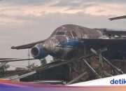 Evakuieren Sie Flugzeugflügel, die aufgrund eines Tornados in Bogor feststecken. Warten Sie auf schweres Gerät