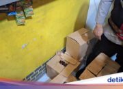 Vor Silvester durchsucht die Polizei von Serang Hunderte von Schnapsflaschen