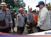 Prabowo steigt aus dem Auto, um die Polizei zu begrüßen, und bringt K9 mit, um in Tapsel nach vermissten Opfern zu suchen