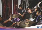 Vaters Erziehung zwischen Astera-Bandmitgliedern, die die Bühne und die Welt der Musik erkunden