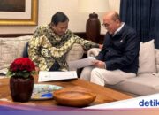 تقدم روزان روسلاني تقريرًا إلى برابوو حول تطوير قرية حاجي