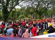 Es gibt kein Feuerwerk, TMII veranstaltet während des neuen Jahres eine Aktion, bei der 1.000 Kerzen angezündet werden