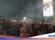 Die Atmosphäre des Kujang-Denkmals in Bogor ist am Silvesterabend 2026 voller Bewohner