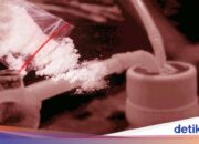 Junger Mann in Ost-Jakarta, der Spaß daran hat, Methamphetamin zu konsumieren, wurde von der Polizei festgenommen