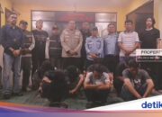 Wie Pak zögert, das Fahrzeug zu überholen, obwohl die Mautausfahrt Rawa Buaya mit Ketten gesperrt ist