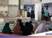 Drei Leichen einer Familie in Nord-Jakarta wurden heute bei Rorotan TPU beigesetzt