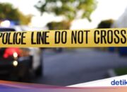 Gefahr! Autofahrer ist rücksichtslos entgegen der Fahrtrichtung auf der Mautstraße des Flughafens Soetta gefahren