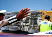 Ein Kastenwagen überschlug sich auf der Mautstraße Jagorawi in Richtung Jakarta und erlitt angeblich Aquaplaning