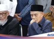 Abu Bakar Ba’asyir nimmt an der Beerdigung des Leiters des islamischen Internats Gontor teil