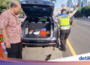 Autoreifen platzt auf innerstädtischer Maut-Gegenspur, Polizei kommt zu Hilfe