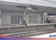 Das Bahnsteigdach am Bahnhof Bogor fing Feuer, angeblich aufgrund eines Kurzschlusses