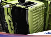 Container-LKW ist auf der Japek-Mautstraße in Richtung Cikarang umgekippt