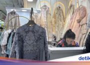 Tanah Abang Trader sagt, seine Eid-Kleidung und seine losen Westen seien angegriffen worden