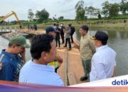 Auf einem Gewässer stehend, illegale Gebäude am Situ Tujuh Muara Depok abgebaut