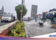 Überschwemmung auf der Straße vor der North Jakarta Ocean Hall, Gegenstrom implementiert