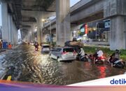 Die Kelapa Gading Boulevard Road ist heute Nachmittag immer noch überschwemmt