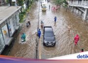 Jalan Daan Mogot, West-Jakarta ist immer noch überschwemmt, die Staus sind ernst