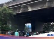 Überschwemmung auf der Three North Jakarta Bridge, Autofahrer schalten die Motoren ab, um die Überschwemmung zu überwinden