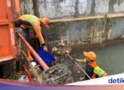 Die Überschwemmung in Petogogan, Süd-Jakarta, lässt nach, Beamte räumen den Müll im Fluss auf