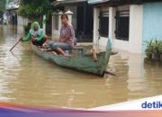 Fast eine Woche, nachdem die Flut noch nicht abgeklungen ist, begeben sich die Bewohner von Pati mit Booten auf die Suche nach Nahrung