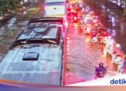 Regen regnet in Strömen über Jakarta, Jl Daan Mogot-Jl DI Pandjaitan wird überschwemmt