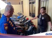 Der Dorfvorsteher in Sintang, West-Kalimantan, versucht unbedingt, das Motorrad eines Bewohners zu stehlen, weil dieser verschuldet ist