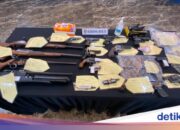 Dabei handelt es sich um einen langläufigen Revolver, den die Polizei aus dem selbstgebauten Waffenlager in Sumedang beschlagnahmt hat