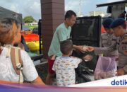 Brimob Polda Metro verteilt Nahrungsmittelhilfe an Flutopfer in Bekasi