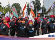 Arbeiter demonstrieren heute vor der DVR und dem Arbeitsministerium und fordern eine Revision des DKI-West Java UMP