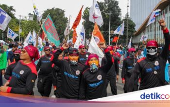 Arbeiter demonstrieren heute vor der DVR und dem Arbeitsministerium und fordern eine Revision des DKI-West Java UMP