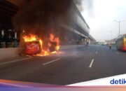 Pilgerbus brennt auf der Mautstraße von Cikampek, ausgelöst durch Kurzschluss des Soundsystems