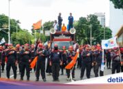 Arbeiter demonstrieren heute erneut vor dem Palast, DKI-West Java UMP 2026-Protest