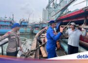 Ditpolairud Polda Metro beschreibt die Dichte der Fischerboote in Muara Angke