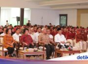 Die beiden älteren Brüder von Präsident Prabowo besuchen die Volksschule und werden vom Sozialminister und dem stellvertretenden Sozialminister begrüßt