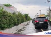 Auf der Mautstraße von Sedyatmo in Richtung Flughafen Soetta kommt es immer noch zu Überschwemmungen und starkem Verkehr