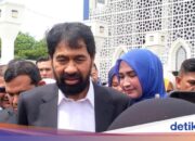 Schüler fahren mit einem Floß zur Schule