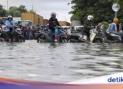 39 RTs in Jakarta sind heute Morgen immer noch überflutet, der höchste erreicht eine Höhe von 3,5 Metern