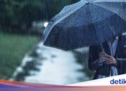 Arbeiter bereiten verschiedene „Waffen“ vor, um der Regenzeit in Jakarta zu trotzen